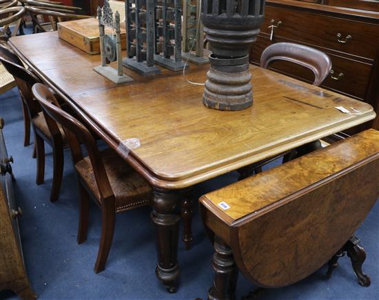 A late Victorian mahogany extending dining table, with one leaf extends to 239 x 110cm